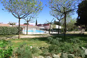 VVF Méjannes-le-Cap - Blick auf das Freibad des Campingplatzes