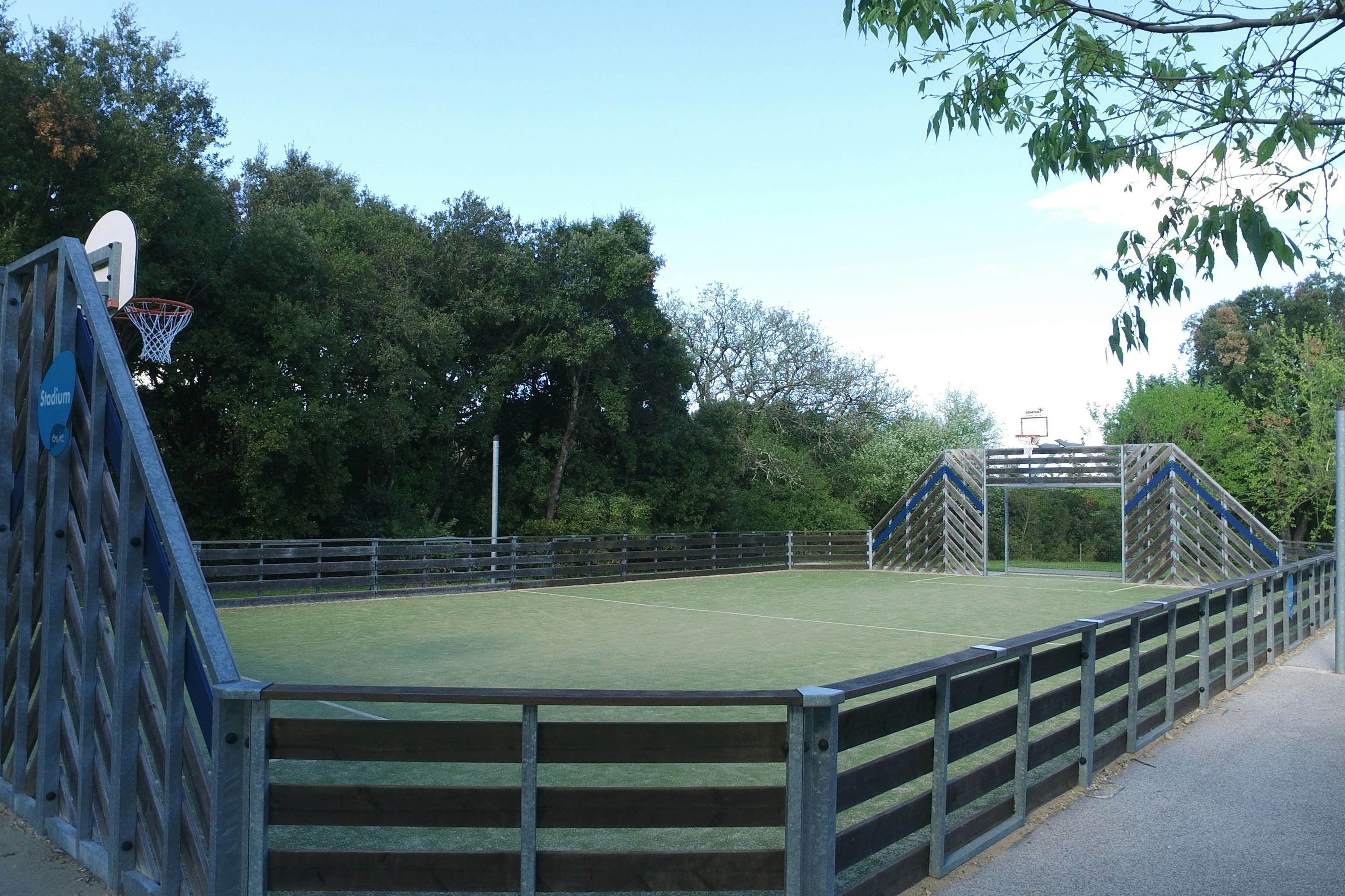 VVF Méjannes-le-Cap - Mehrzwecksportplatz auf dem Campingplatz