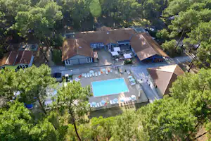 VVF Moliets - Luftaufnahme des Campingplatzes mit Freibad