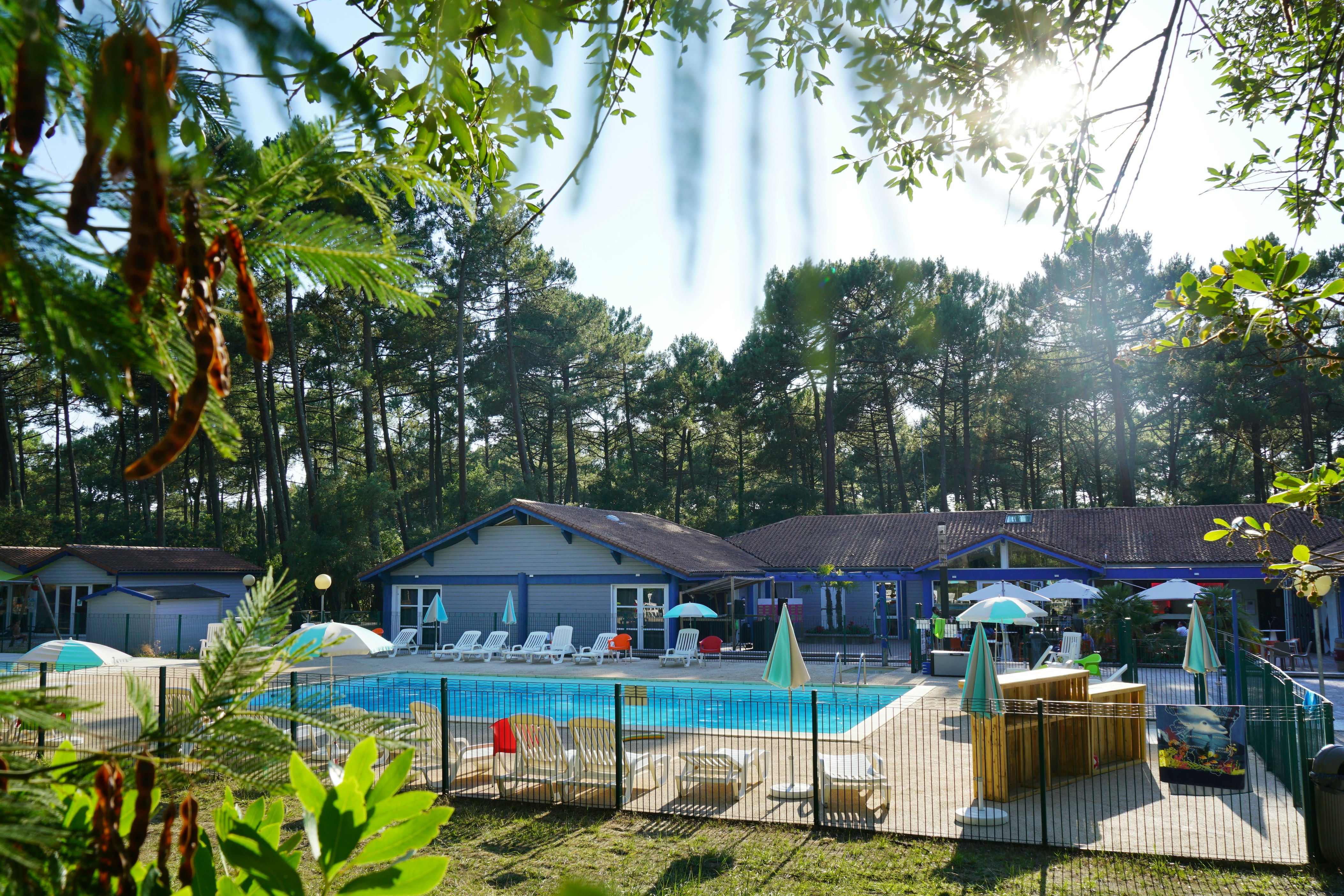 VVF  Moliets  - Pool im Freien mit Liegestühlen und Sonnenschirmen