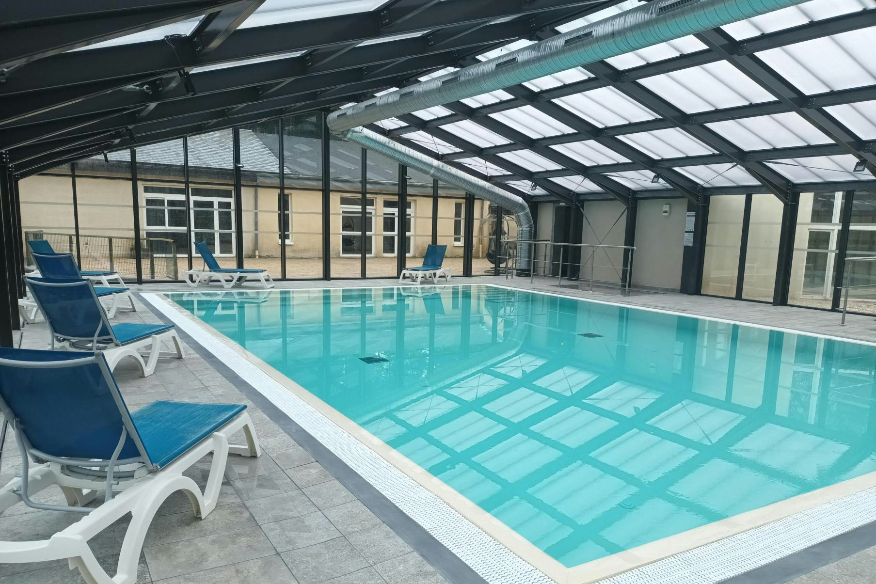 VVF Pays d'Eygurande - Überdachter Pool auf dem Campingplatz