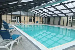 VVF Pays d'Eygurande - Überdachter Pool auf dem Campingplatz
