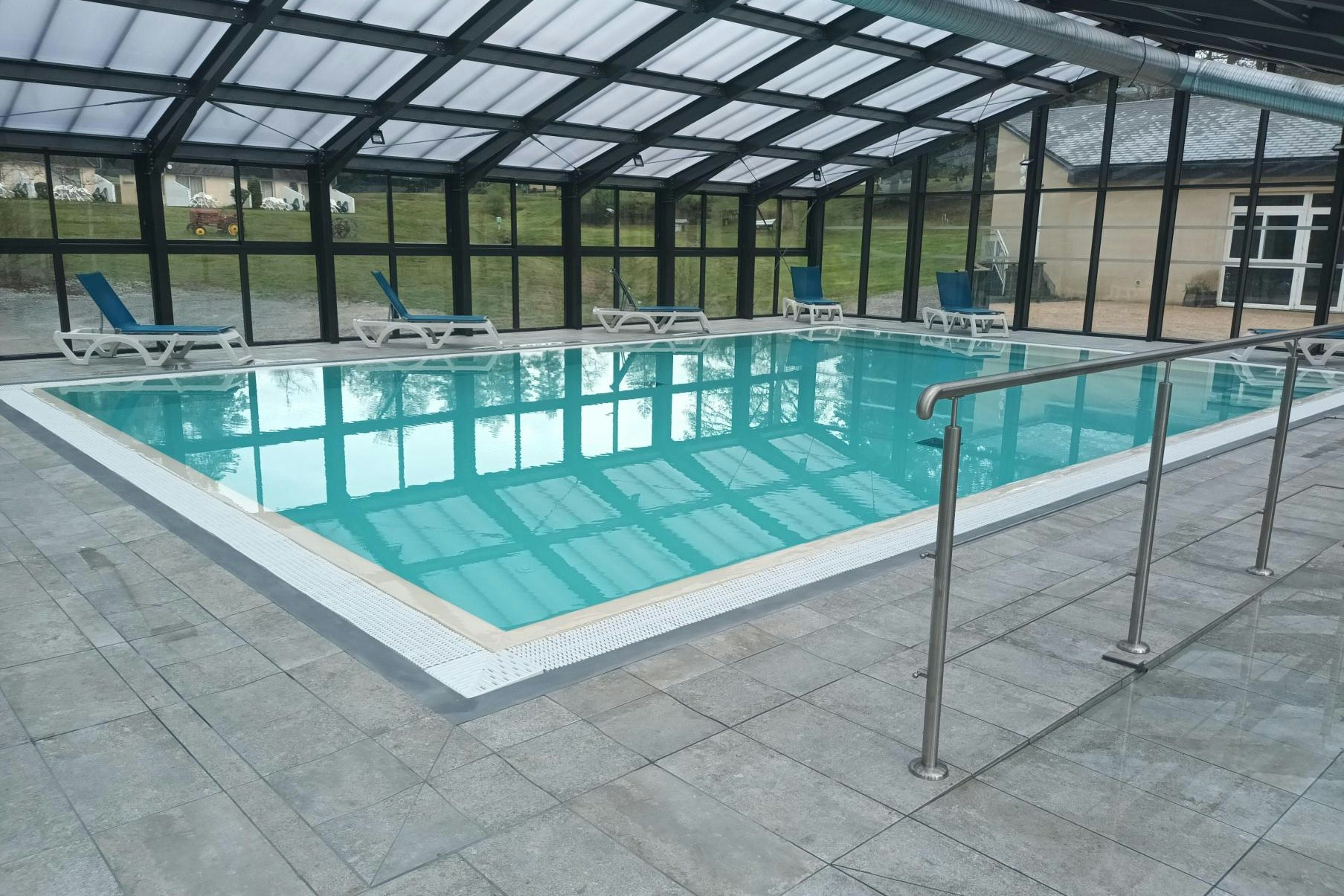 VVF Pays d'Eygurande - Pool mit Überdachung auf dem Campingplatz