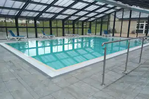 VVF Pays d'Eygurande - Pool mit Überdachung auf dem Campingplatz