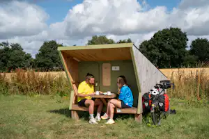 VVF Pontivy - Camper sitzen vor ihrer Mietunterkunft