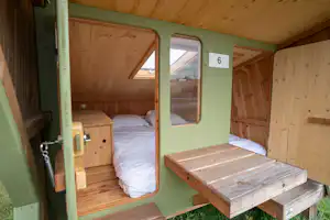 VVF Pontivy - Mietunterkunft mit Doppelbett auf dem Campingplatz