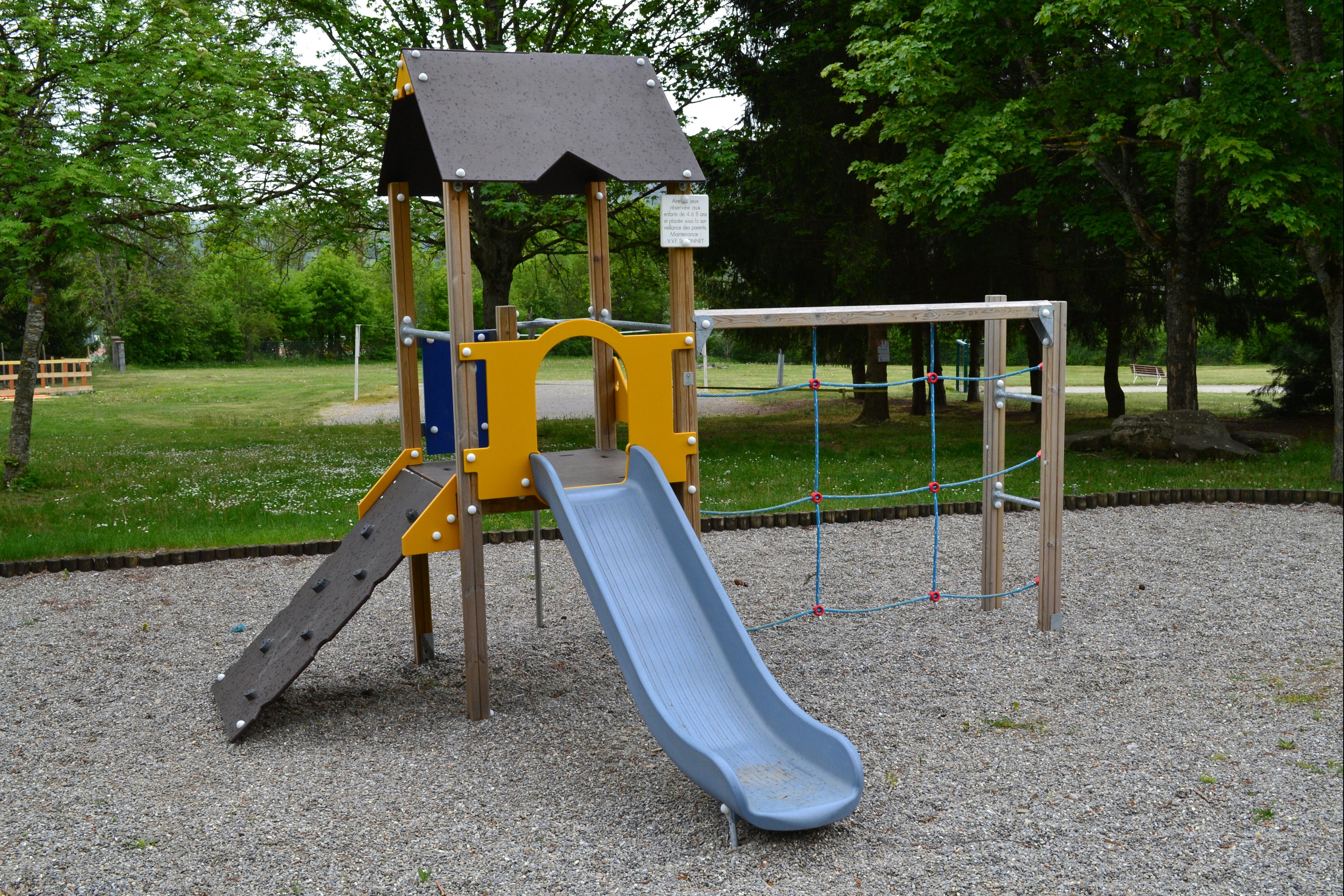 VVF Saint-Bonnet-en-Champsaur  - Kinderspielplatz auf dem Campingplatz