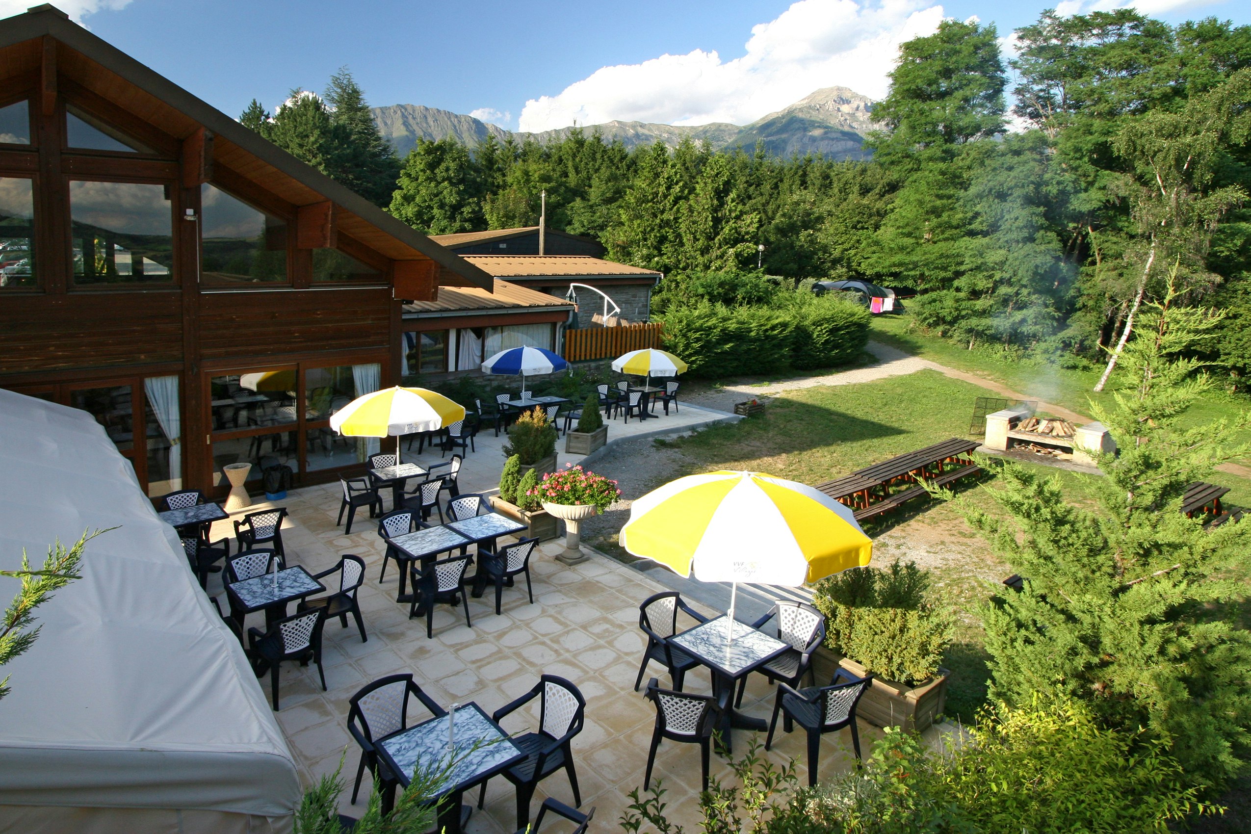 VVF Saint-Bonnet-en-Champsaur  - Restaurant mit Terrasse auf dem Campingplatz