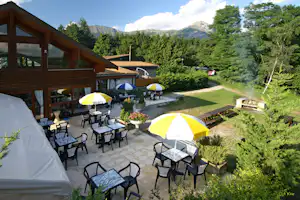 VVF Saint-Bonnet-en-Champsaur - Restaurant mit Terrasse auf dem Campingplatz