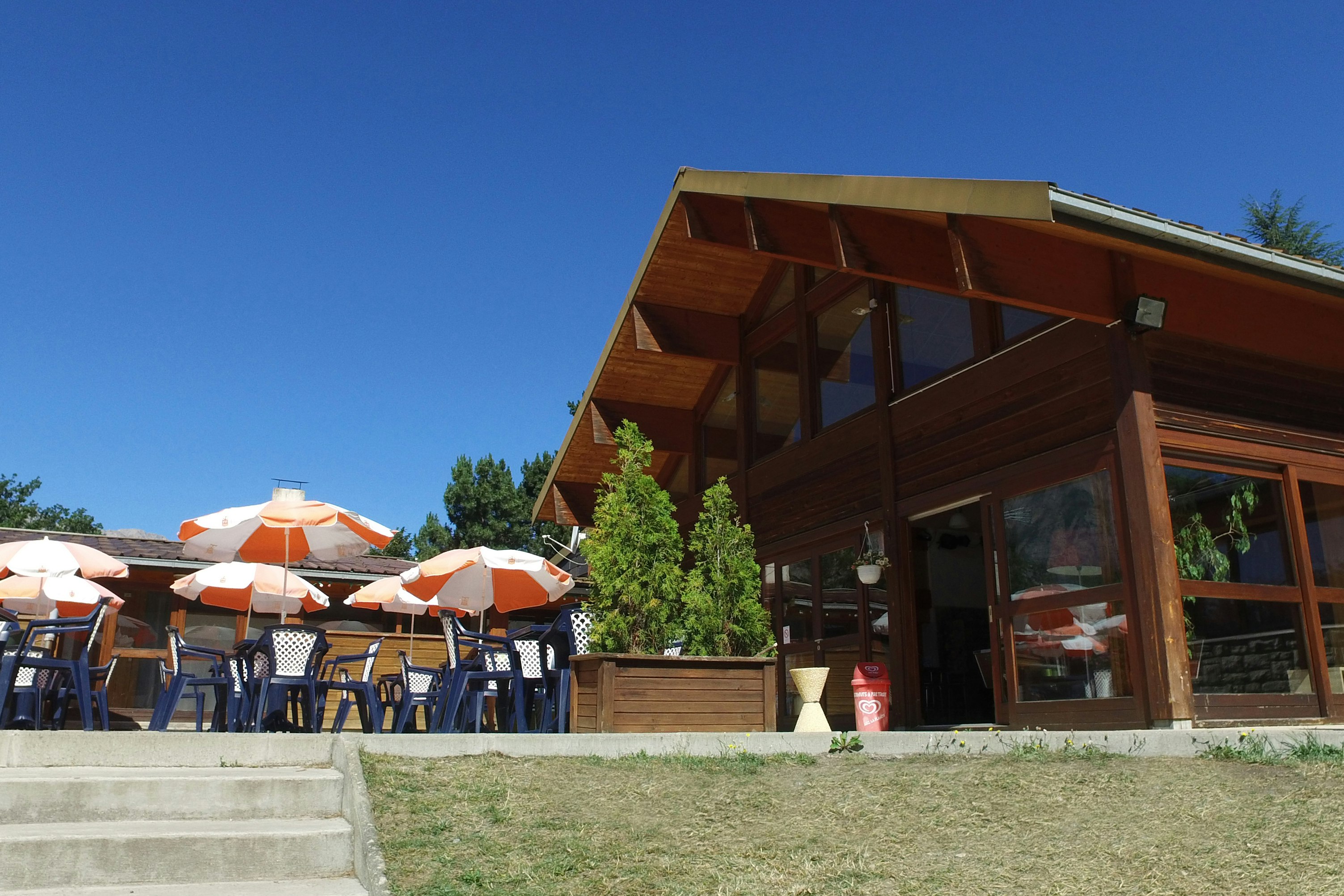 VVF Saint-Bonnet-en-Champsaur  - Restaurant mit Terrasse auf dem Campingplatz