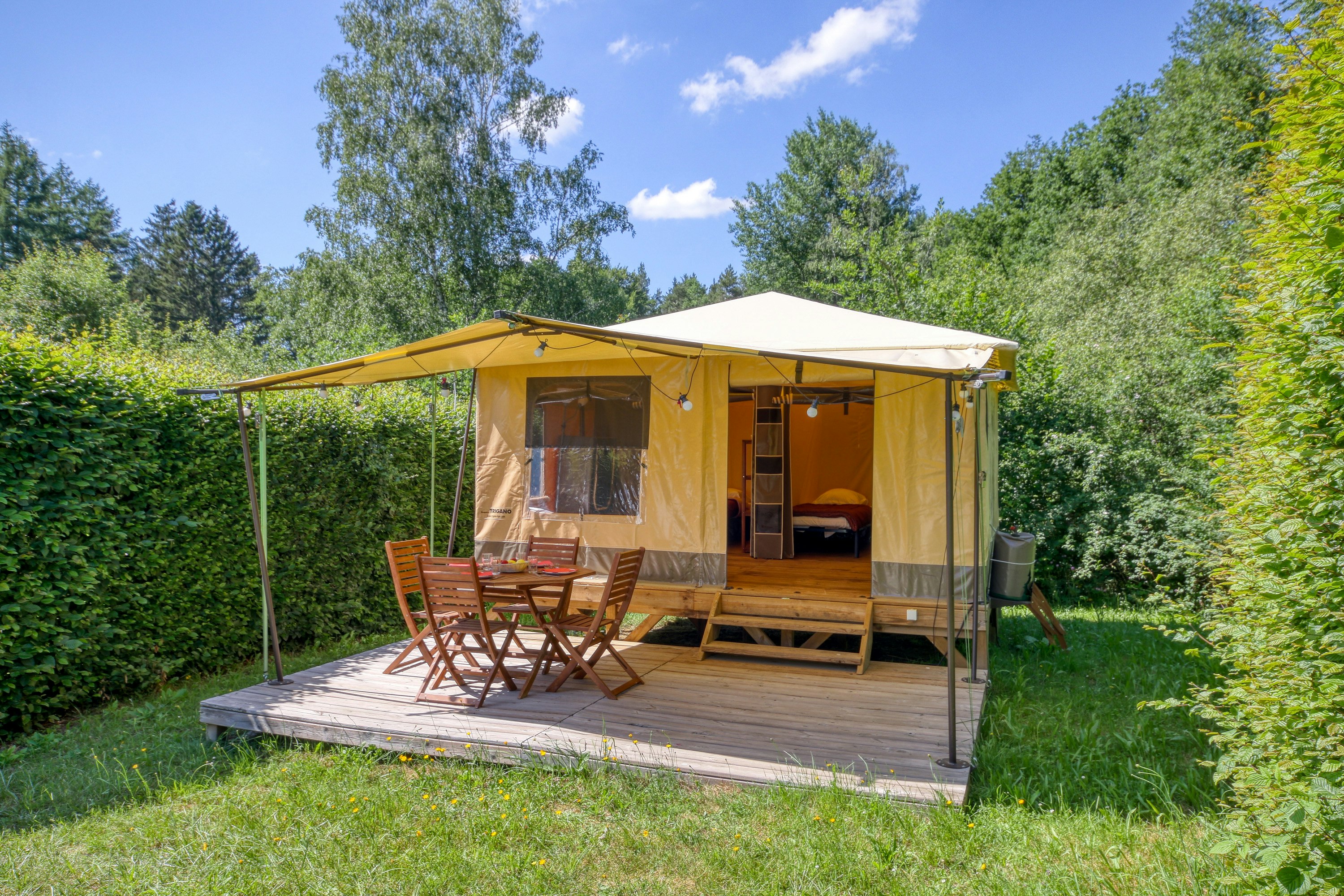 VVF Saint-Bonnet-en-Champsaur - Blick auf ein Glamping-Zelt mit Terrasse