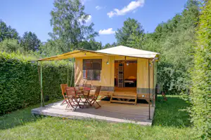 VVF Saint-Bonnet-en-Champsaur - Blick auf ein Glamping-Zelt mit Terrasse