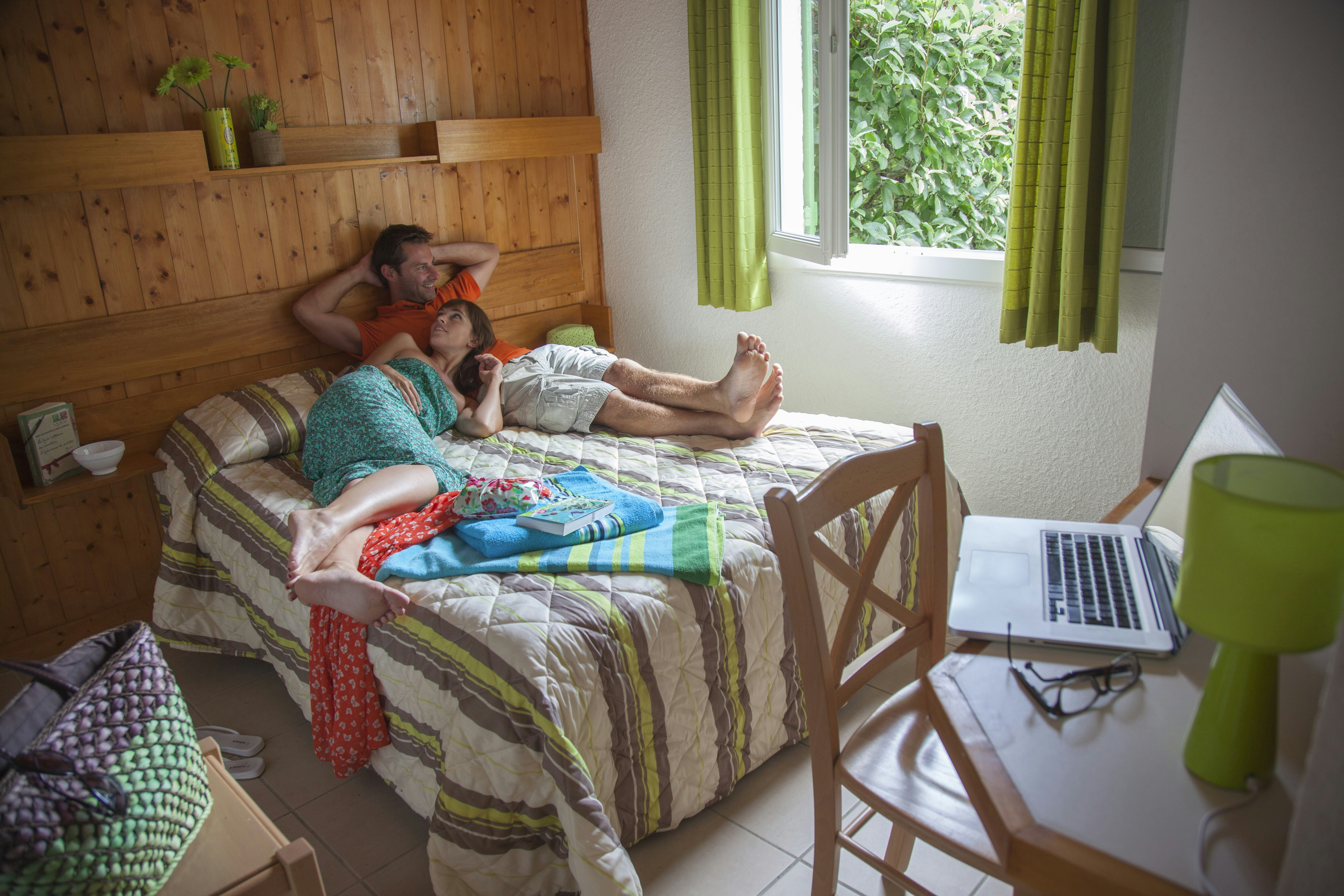 VVF Tence - Doppelbett im Schlafzimmer eines Mobilheims