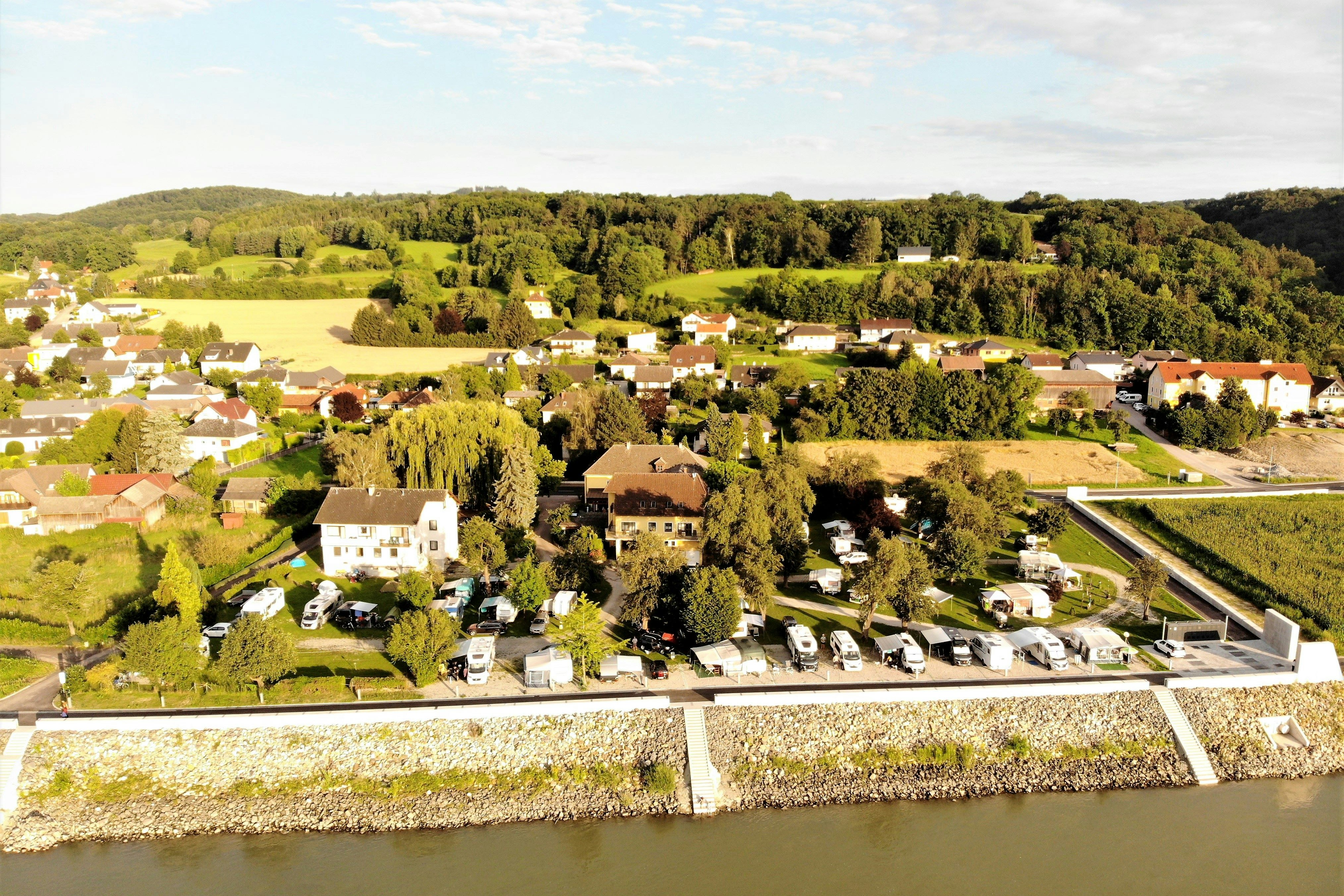 Wachau Camping Schönbühel  - Luftaufnahme des Campingplatzes