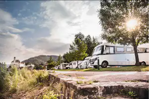Wachau Camping Schönbühel - Campingplatz mit Aussicht auf das nahegelegene Schloss Schönbühel