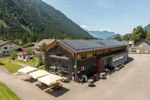 Walch’s Camping & Landhaus - Blick auf das Hauptgebäude mit Terrasse