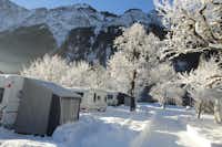Walch's Camping - Wohnwagenstellplaetze-im-Schnee-mit-Blick-auf-die-Berge