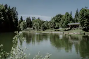 Waldbad Isny - Blick auf den Badesee am Campingplatz