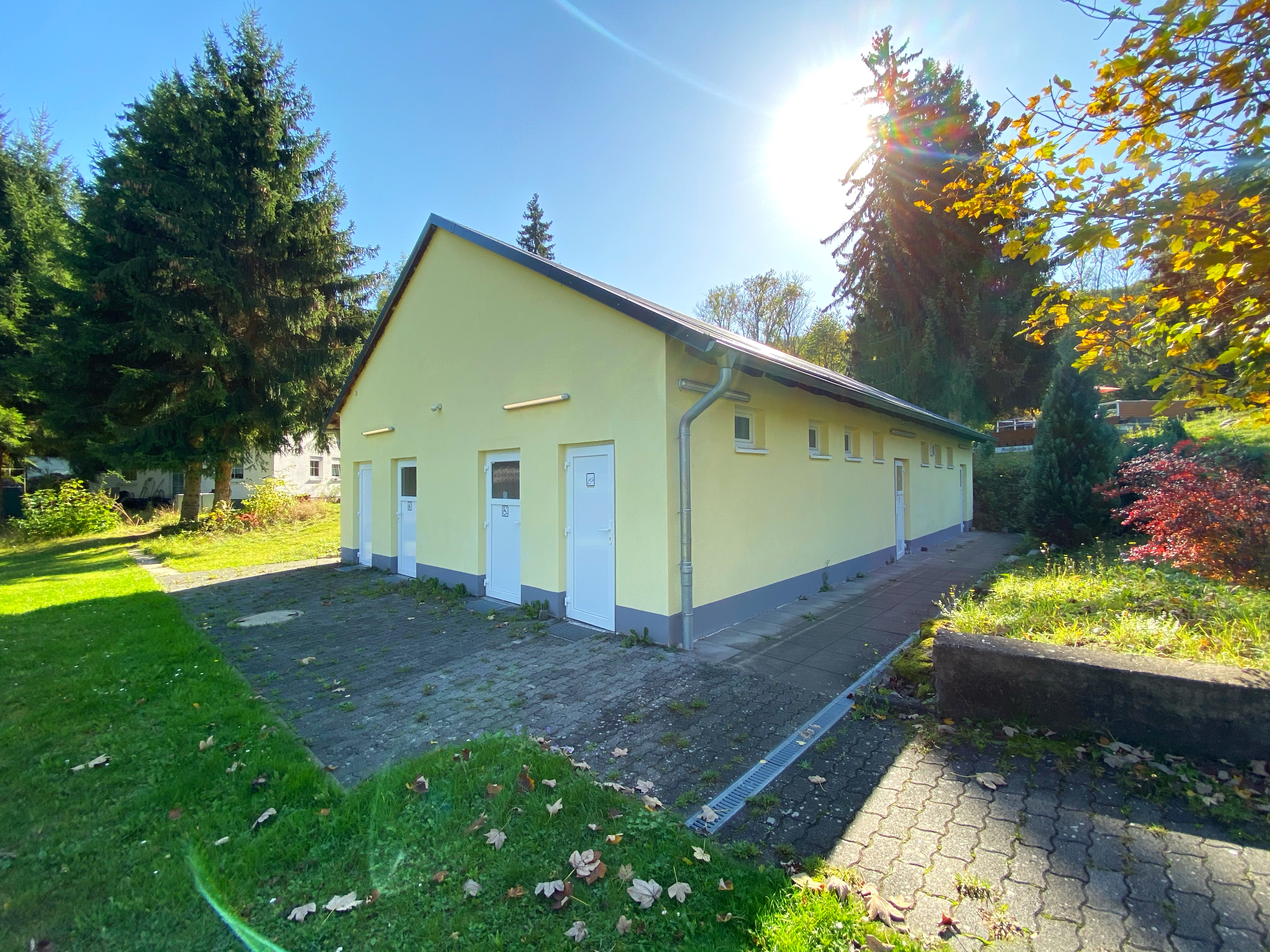 Waldcamp Meerbornsheide -Sanitaergebaeude.JPG