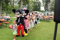 Waldcamping - Kinderpolonese mit Mickey Mouse und Minnie Mouse als Kinderanimateure