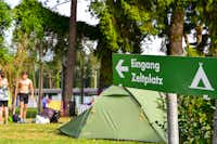 Waldcamping - Schild zum Eingang des Zeltplatzes