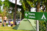 Waldcamping - Schild zum Eingang des Zeltplatzes