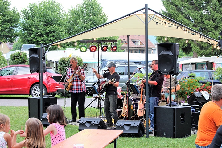 Waldcamping - spielende Musikband auf dem Platz