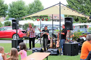 Waldcamping - spielende Musikband auf dem Platz