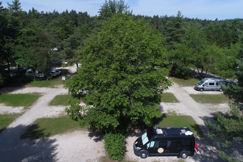 Waldcamping Brombach - Blick auf die Wohnwagenstellplätze zwischen den Bäumen Luftaufnahme