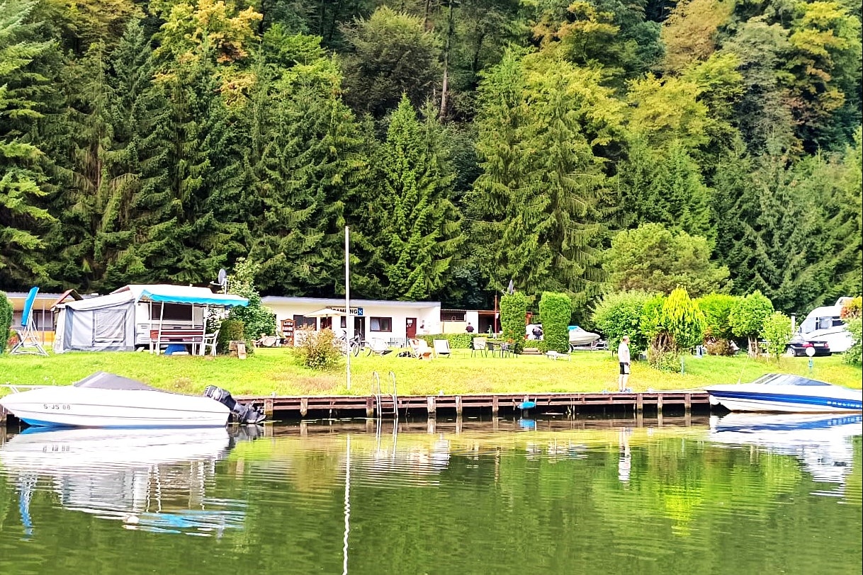 Waldcamping Mörtelstein - Blick vom Neckar auf den Campingplatz