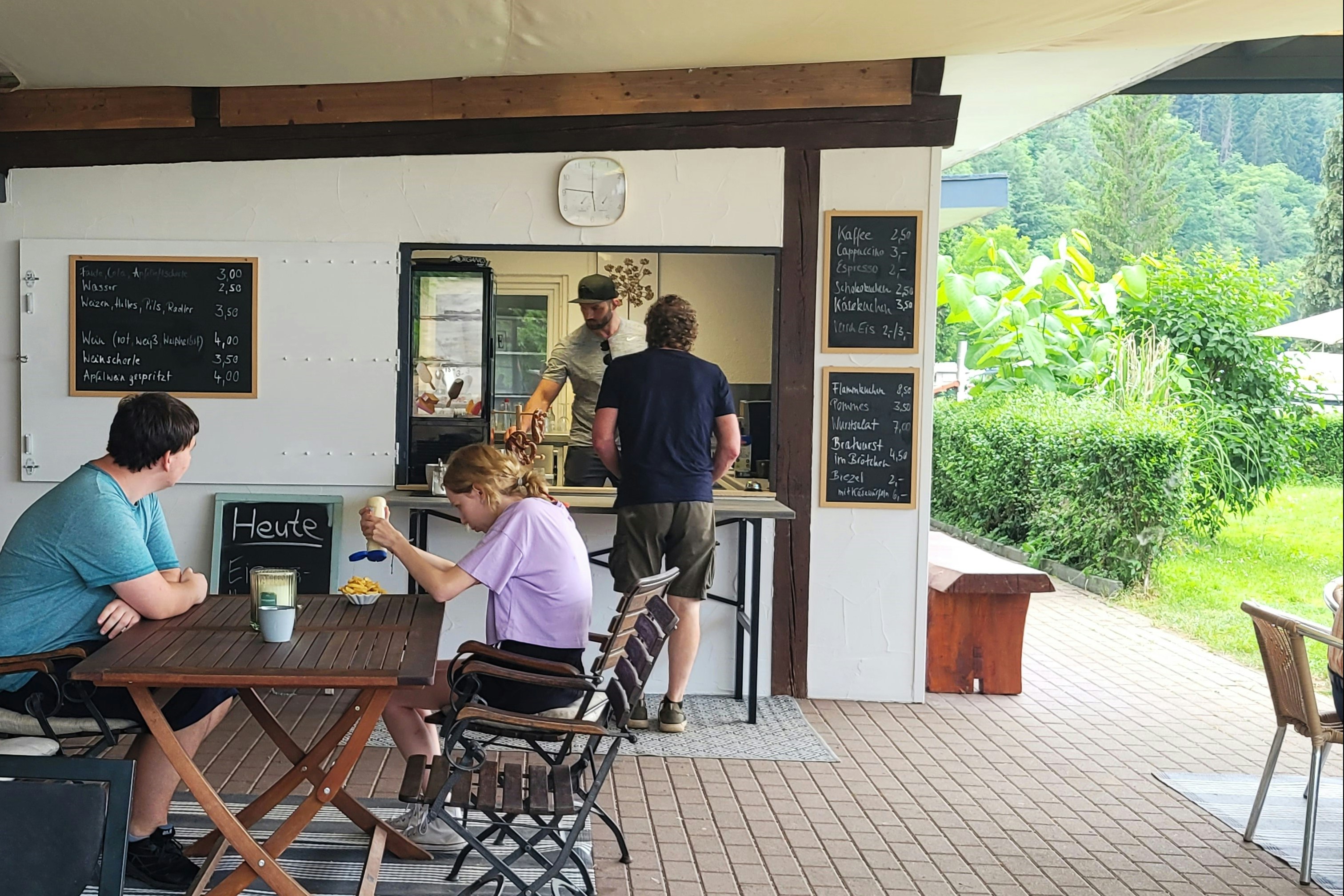Waldcamping Mörtelstein - Snackbar mit überdachtem Biergarten auf dem Campingplatz