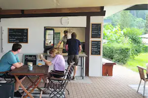 Waldcamping Mörtelstein - Snackbar mit überdachtem Biergarten auf dem Campingplatz