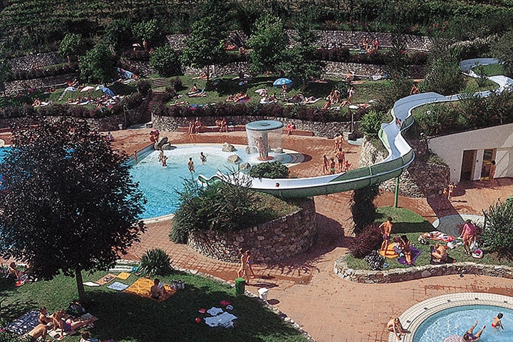 Waldcamping Naturns - Pool Luftaufnahme - Campingplatz mit Pool,Wasserrutsche, Liegestühlen und Sonnenschirmen