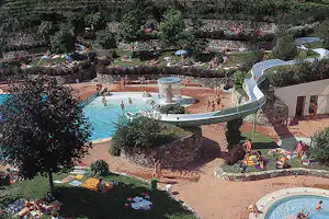 Waldcamping Naturns - Pool Luftaufnahme - Campingplatz mit Pool,Wasserrutsche, Liegestühlen und Sonnenschirmen
