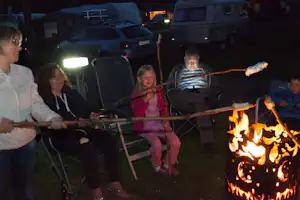 Waldcamping Prüm - Lagerfeuer - Stockbrot rösten über dem Lagerfeuer