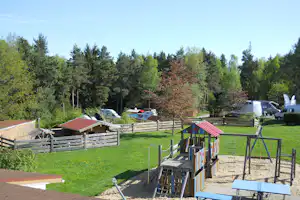 Waldcampingplatz Erzgebirgsblick - Campinganlage mit Spielplatz und Rutsche