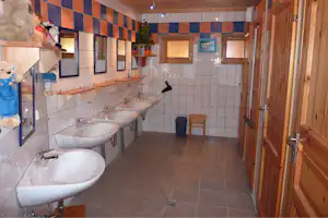 Waldcampingplatz Erzgebirgsblick - Sanitäranlage auf dem Campingplatz mit Bad mit Toilette, Waschbecken, Spiegel und Dusche