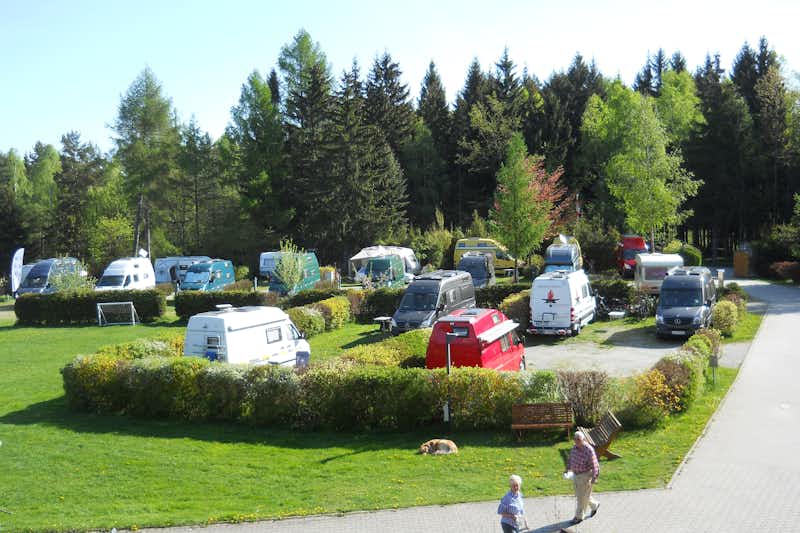 Waldcampingplatz Erzgebirgsblick - Wohnwagen- und Wohnmobilstellplätzen zwischen Bäumen