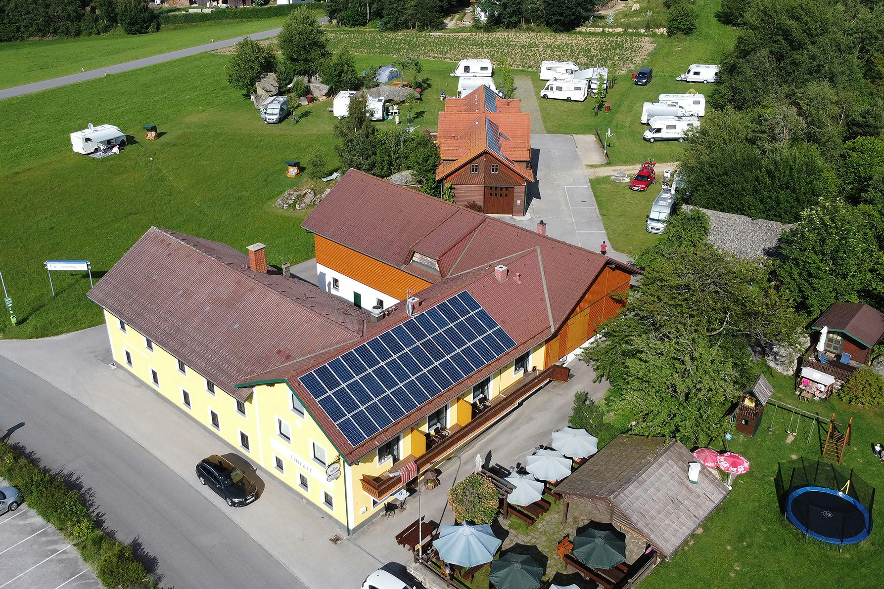 Waldviertel Camping - Luftaufnahme des Hauptgebäudes auf dem Campingplatz