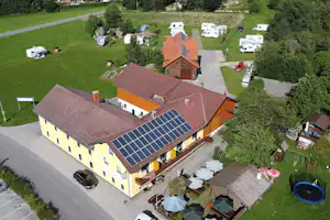 Waldviertel Camping - Luftaufnahme des Hauptgebäudes auf dem Campingplatz