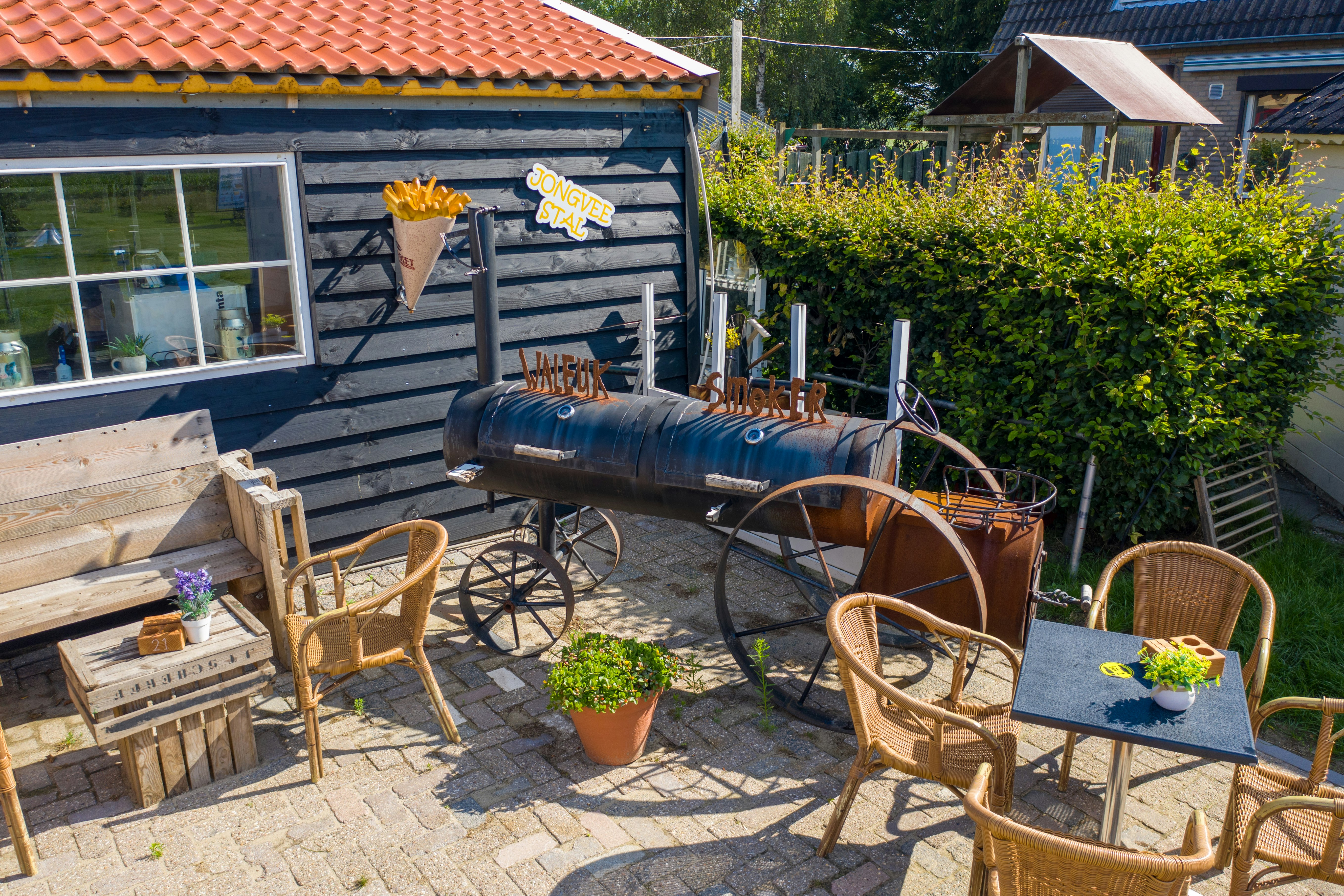 Waleuk - Terrasse der Snackbar auf dem Campingplatz