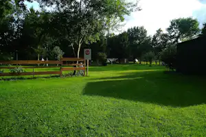 Wally's Senioren Kamping Wallys Bauernhof - Wohnmobil- und Wohnwagenstellplätze auf der Wiese