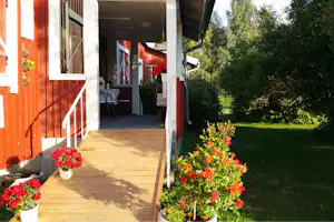 Wanha Autti Camping - Blick auf die überdachte Veranda eines Mobilheims auf dem Campingplatz