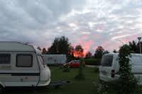 Wanha Autti Camping - Wohnwagen- und Zeltstellplatz vom Campingplatz im Abendrot