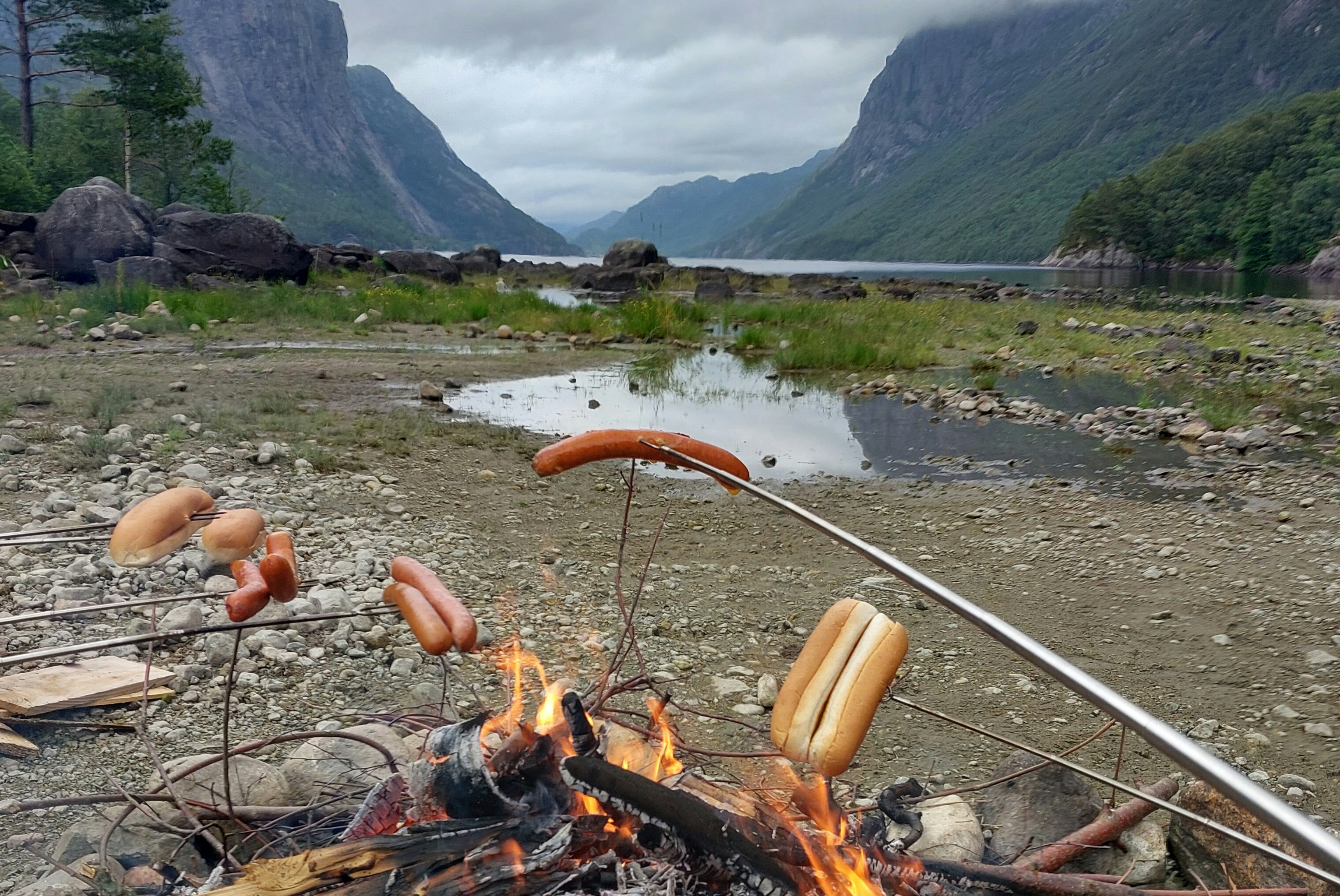 Wathne Camping - Camper grillen Würstchen über dem Lagerfeuer