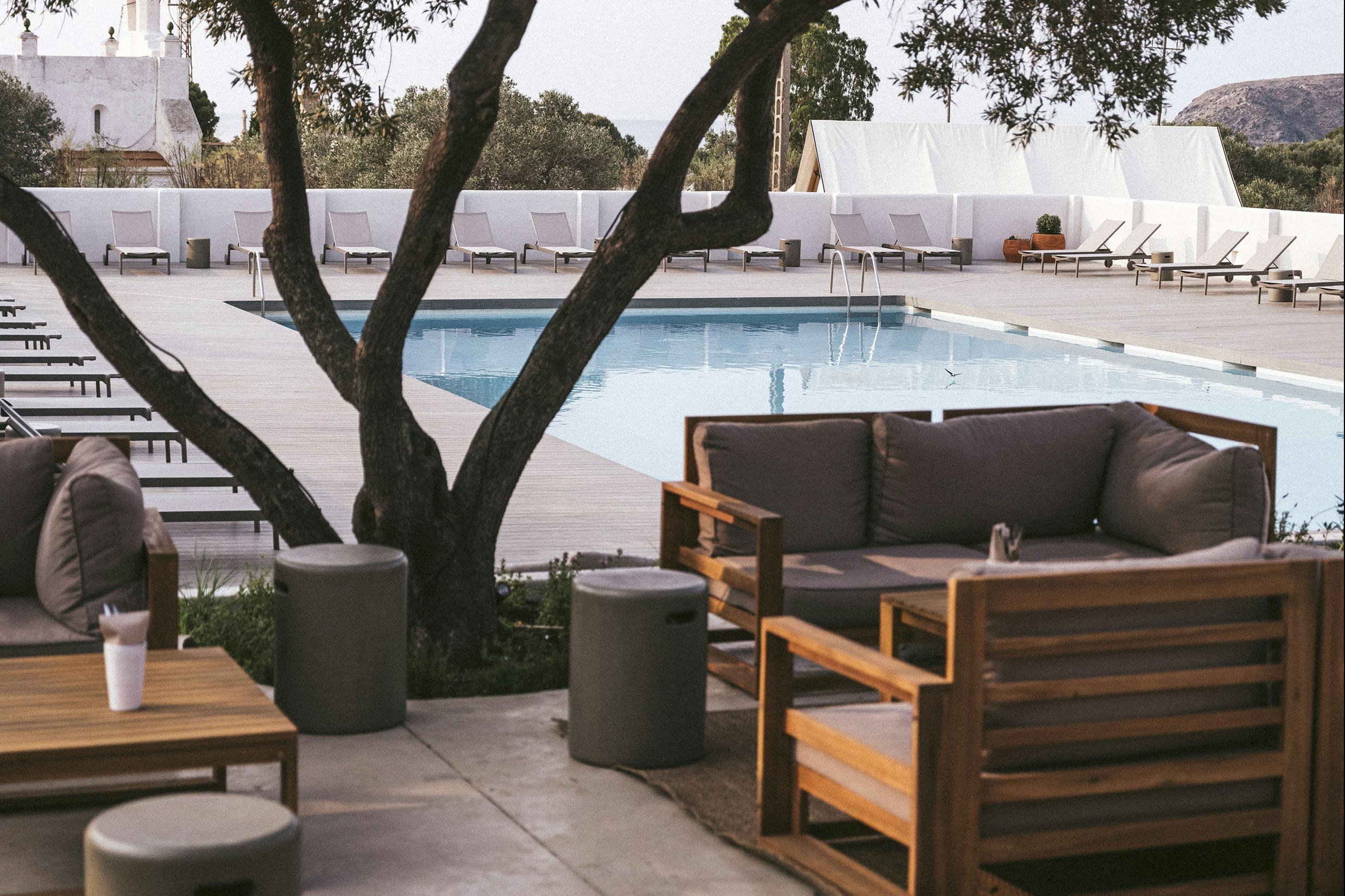 wecamp Cadaqués  Wecamp Cadaqués - Freibad mit Liegestühlen und Sonnenschirmen auf dem Campingplatz