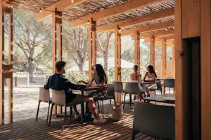 wecamp Cádiz - Restaurant mit Terrasse auf dem Campingplatz