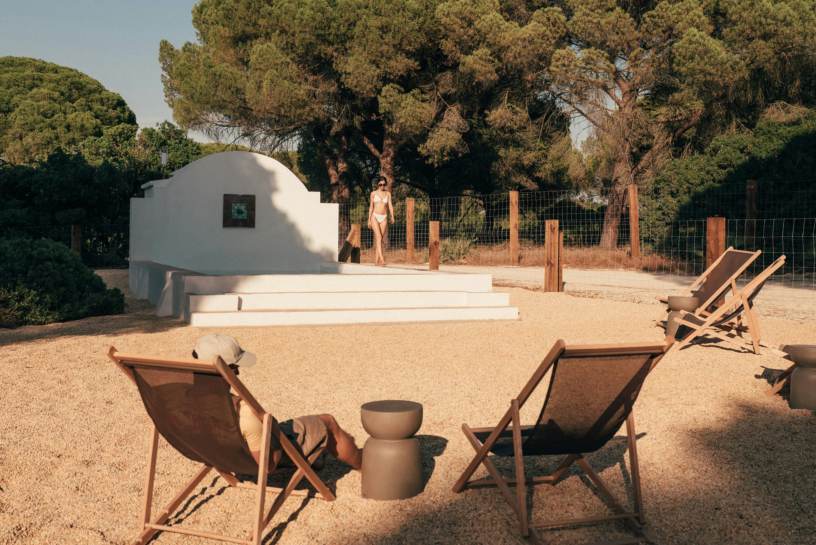 wecamp Cádiz - Liegestühle auf dem Campingplatz