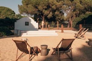 wecamp Cádiz - Liegestühle auf dem Campingplatz
