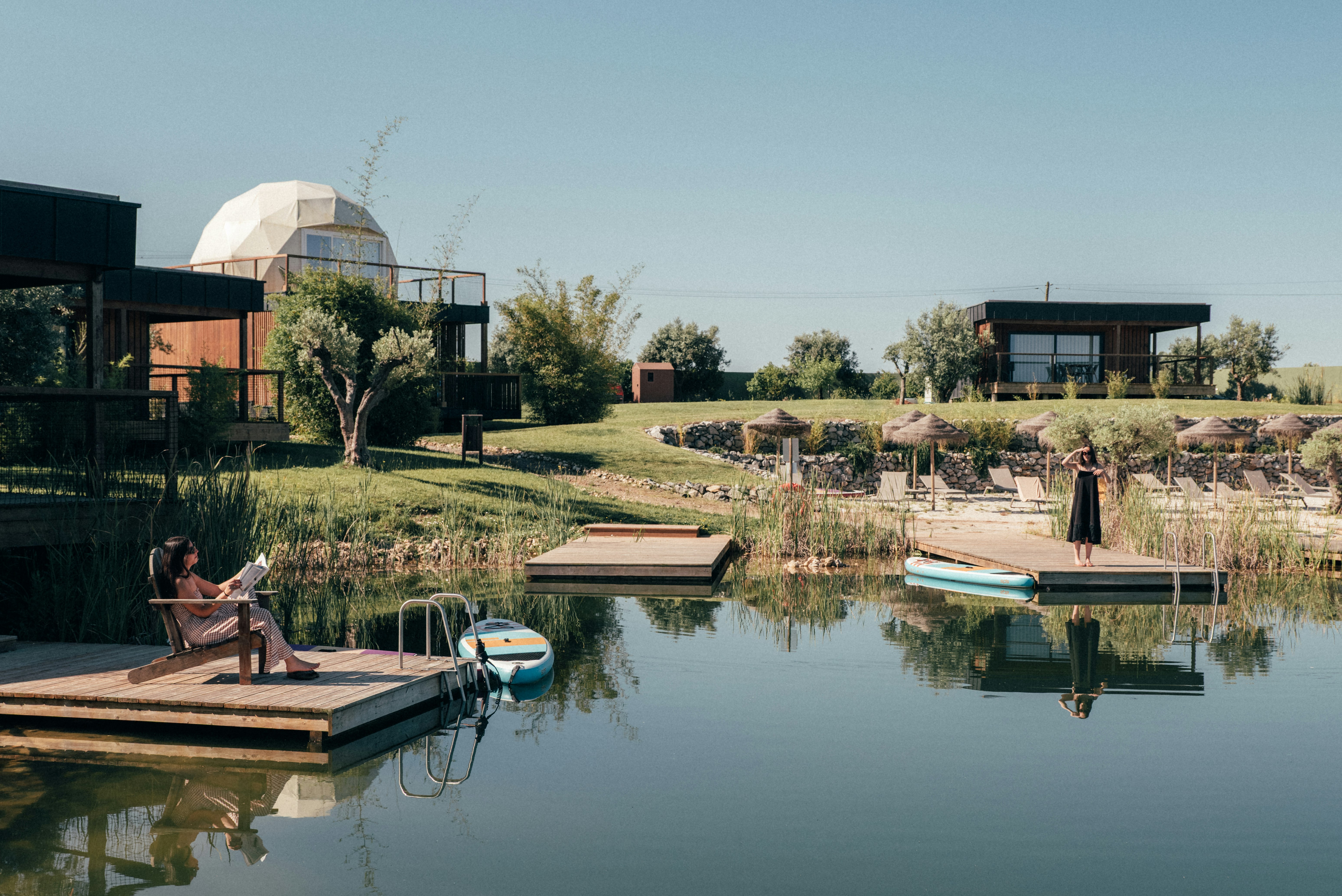 wecamp Reserva Alecrim - Blick auf den Naturpool mit Stegen auf dem Campingplatz